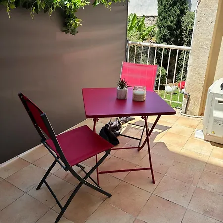 Petit Avec Terrasse Proche Arene Νιμ